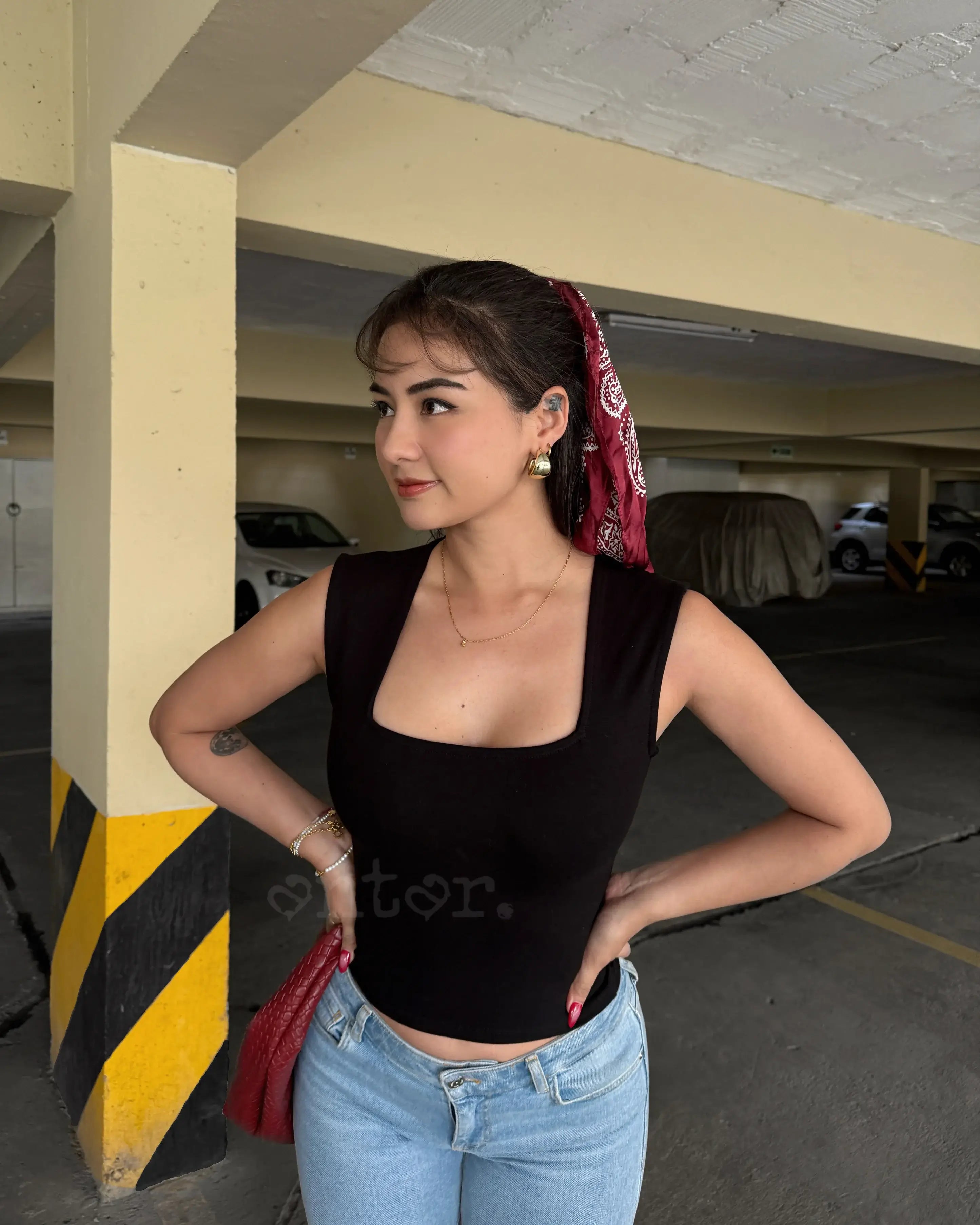 COLLAR CROP TOP